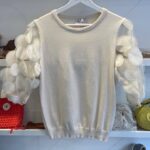 maglia in cotone con maniche in tulle con applicazioni